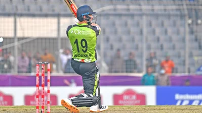 শেষ বলে সেই ছক্কার মার ক্রিস ওকসের। ছবি: মোশারফ ভুবন