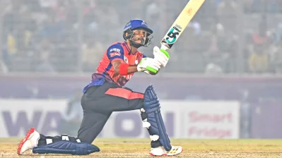 ৬১ বলের সেঞ্চুরিতে ৭ বাউন্ডারি ও ৬টি ছক্কা হাকান তানজিদ তামিম। ছবি: মোশারফ ভুবন
