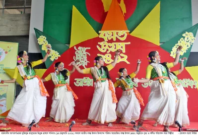 বসন্ত উৎসবে মেতেছে রাজধানী ঢাকা
