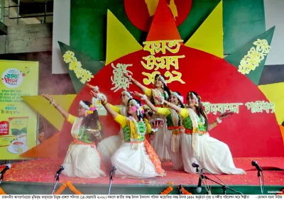 বসন্ত উৎসবে মেতেছে রাজধানী ঢাকা