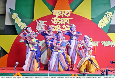 বসন্ত উৎসবে মেতেছে রাজধানী ঢাকা