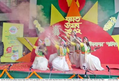 বসন্ত উৎসবে মেতেছে রাজধানী ঢাকা