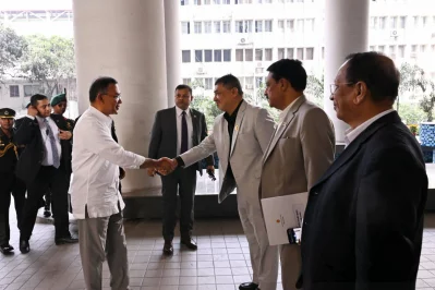 প্রধানমন্ত্রী তারেক রহমান আজ বুধবার দুপুরে সচিবালয়ে নিজের দফতরে অফিস করতে আসেন। ছবি: পিএম অফিস