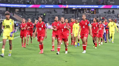 ম্যাচ শেষে দর্শকদের কাছে সারি বেঁধে ছুটে গেলেন দলের সব ফুটবলার