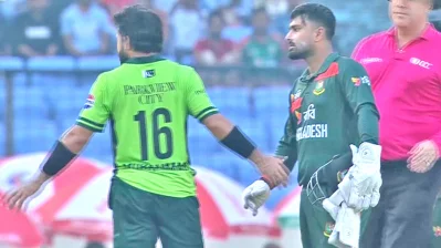  লিটন দাসকে ক্ষুব্ধ দেখা যায়। রিজওয়ান এগিয়ে তাঁকে শান্ত করেন
