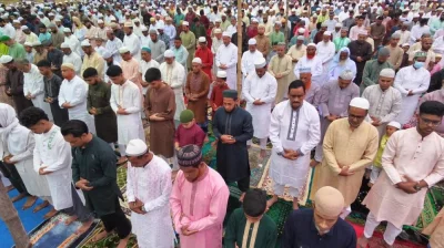 ঈদের জামাতে নামাজ আদায় করছেন মুশফিকুর রহিম। ছবি: প্রতিনিধি 