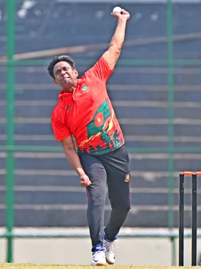 ৩.২ ওভার বল করে মাত্র ১৮ রানে ৪ উইকেট নেন রফিক। ছবি: দেশ রূপান্তর