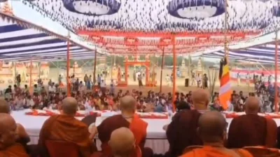  ধর্মগুরুদের অনুষ্ঠানিকতায় উপস্থিত বান্দরবান-খাগড়াছড়ি-কক্সবাজার থেকে আগমন রাখাইন নর-নারীরা। ছবি: প্রতিনিধি 