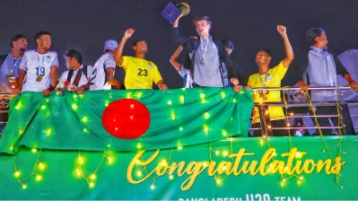 ছাদখোলা বাসে রোনান সুলিভানরা