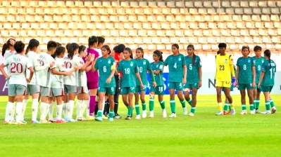 ম্যাচ শেষে দেখা যায় এক আবেগঘন দৃশ্য। বাংলাদেশের লড়াকু ফুটবল আর অদম্য সাহসিকতায় মুগ্ধ হয়ে লাল-সবুজ ডাগ আউটের সামনে গিয়ে কুর্নিশ (সম্মান) প্রদর্শন করেন চাইনিজ ফুটবলাররা।&nbsp;