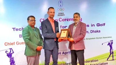 বিওএ-র সেক্রেটারি জেনারেল মো. জোবায়দুর রহমান অংশগ্রহণকারী স্থানীয় কোচদের হাতে সার্টিফিকেট তুলে দেন এবং প্রশিক্ষক ইউরোস গ্রেগরিচকে বিশেষ সম্মাননা প্রদান করেন