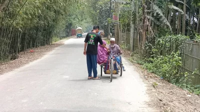 হুইলচেয়ারটিই এখন তাদের একমাত্র ভরসা। ছবি: প্রতিনিধি
