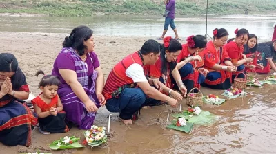 ফুল বিজু উৎসবে তরুণীদের সঙ্গে সন্তানদের নিয়ে চাকমা নারীরা যোগ দেন। ছবি: প্রতিনিধি 