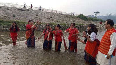 ফুল উৎসব শেষে জলকেলিদে মেতেছেন তারা। ছবি: প্রতিনিধি