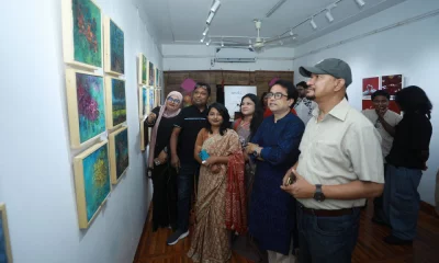 উদ্বোধনের পর শিল্পীদের সঙ্গে প্রদর্শনী ঘুরে দেখেন অতিথিরা