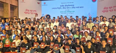 দ্বিতীয় দফায় ১৭১এর হাতে ক্রীড়া কার্ড তুলে দেন যুব ও ক্রীড়া প্রতিমন্ত্রী