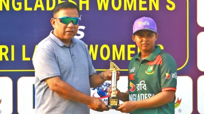 খালেদ মাহমুদ সুজনের হাত থেকে ম্যাচসেরার পুরস্কার নিচ্ছেন শারমিন আক্তার সুপ্তা