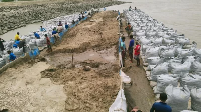 বাঁশখালীর উপকূলীয় বেড়িবাঁধের খানখানাবাদ এলাকায় জিও ব্যাগ ডাম্পিং কাজ দৃশ্যমান। ছবি: প্রতিনিধি