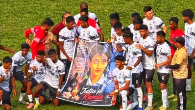 শিশু রামিসা হত্যাকান্ডের প্রতিবাদ ও বিচার চেয়ে ব্যানার নিয়ে মাঠে আসে মোহামেডানের খেলোয়াড়রা
