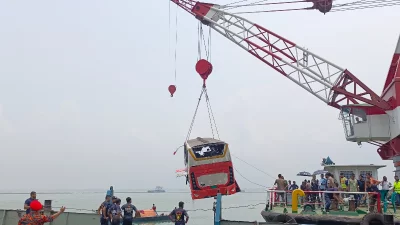 দৌলতদিয়া ফেরিঘাটে ডুবে যাওয়া বাস উদ্ধার