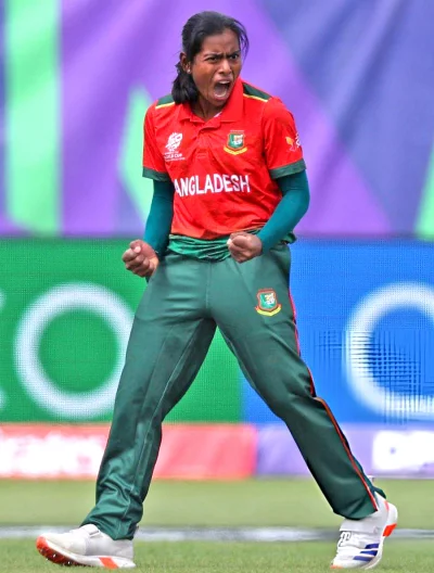 মারুফা আক্তার উইকেট উদযাপনে