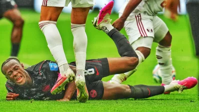 পা ভেঙে গেছে কোনের
