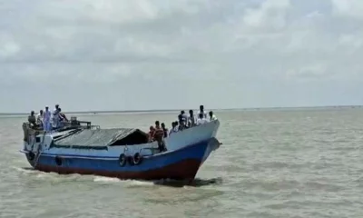 ডেঞ্জার জোন দিয়ে ছোট নৌযানে যাত্রী পার করা হচ্ছে