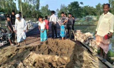 বৃষ্টি ভেজা গন্ডামারা সড়কে কাজ চালিয়ে নিচ্ছে ঠিকাদার