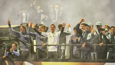 ছাদখোলা বাসে আর্জেন্টিনা দল