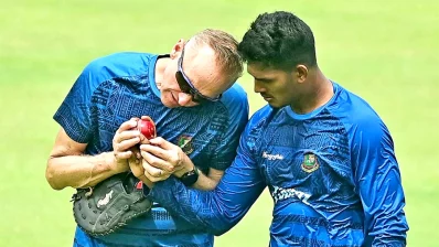 অ্যালান ডোনাল্ড মুশফিক হাসানকে টিপস দিচ্ছিলেন। ফাইল ছবি