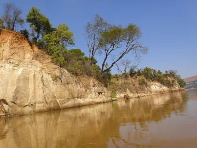 পাড়ে লাইমস্টোনের রকওয়াল