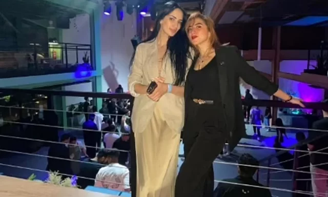 নাইট ক্লাবে তরুণীরা