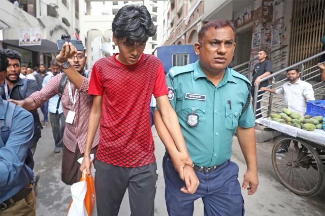 আদালত কক্ষ থেকে বের করে আনার সময় হাতকড়া ছিল না ওই কিশোরের হাতে। ছবি: মহুবার রহমান 