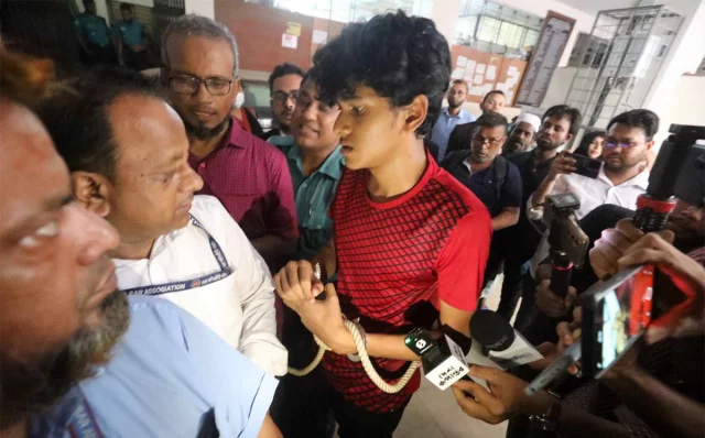 হাতকড়া পরিয়ে আদালতে তোলা হয় সিয়াম আবদুল্লাহ নামের এই কিশোরকে। ছবি: মহুবার রহমান