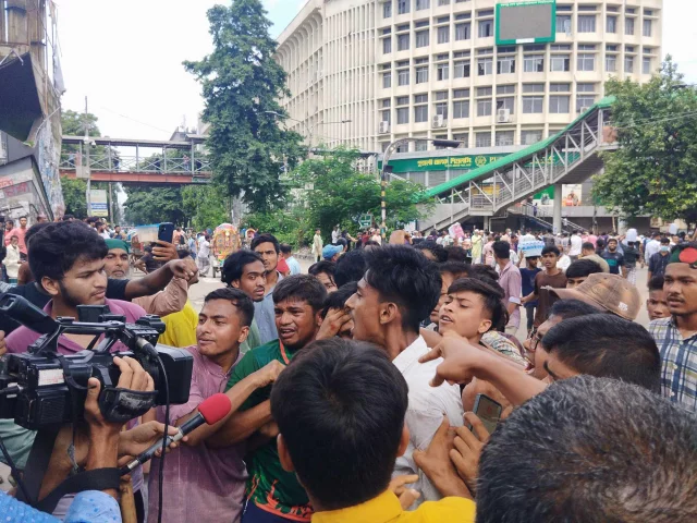 শাহবাগে মুখোমুখি আন্দোলনকারী শিক্ষার্থী-ছাত্রলীগ