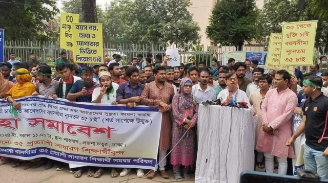 চাকরিতে প্রবেশের বয়সসীমা ৩৫ করার দাবিতে শাহবাগ অবরোধ