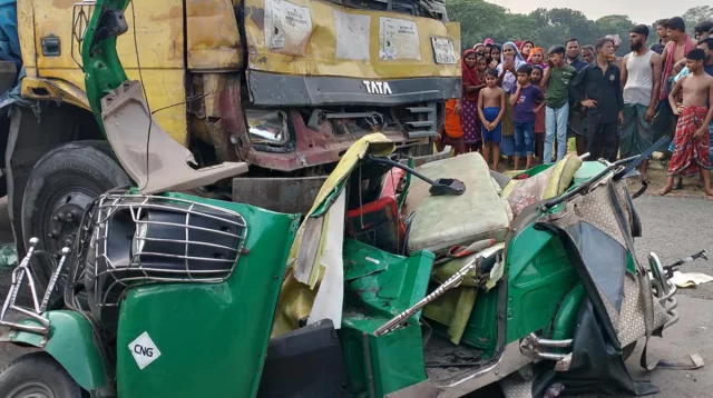 ট্রাকের সঙ্গে সিএনজির মুখোমুখি সংঘর্ষ, নিহত ৬