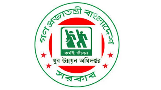 Uyda bir yigit sikini silkitadi