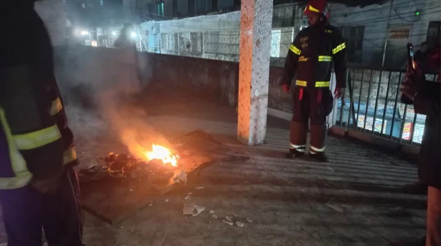 খুলনায় আ. লীগ কার্যালয়ে নেতাকর্মীদের প্রবেশ, ৩ ঘণ্টা পর আগুন