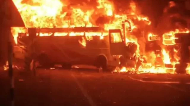 ভারতে বাস-লরি সংঘর্ষ, আগুন লেগে নিহত ১৪