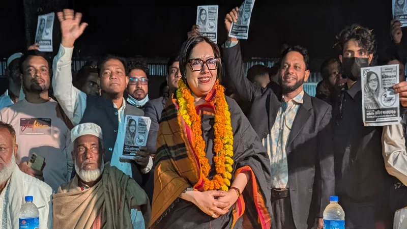 রুমিন ফারহানার সমাবেশে ছবি তোলা নিয়ে দুই গ্রুপের সংঘর্ষ